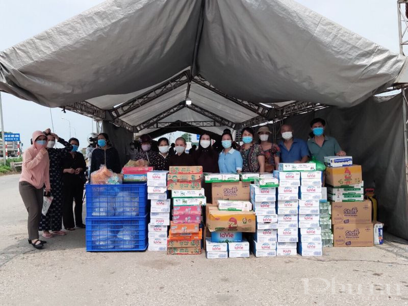 Sữa, nước uống v&agrave; thực phẩm do phật tử  ch&ugrave;a Vi&ecirc;n Quang c&ugrave;ng sư c&ocirc; Th&iacute;ch nữ Phổ Chiếu đ&oacute;ng g&oacute;p để d&agrave;nh tặng đo&agrave;n người