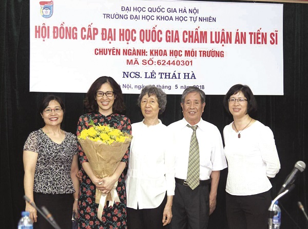 Vợ chồng bà Hà Thị Điệp trong buổi lễ bảo vệ luận án Tiến sĩ của con gái đầu.