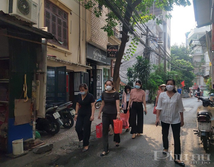 Đoàn công tác Hội LHPN quận Đống Đa đã trực tiếp tới từng gia đình các em học sinh khó khăn để động viên và tặng quà là những chiếc máy tính bảng cùng các món quà thiết yếu hỗ trợ việc học tập cho các em tốt hơn