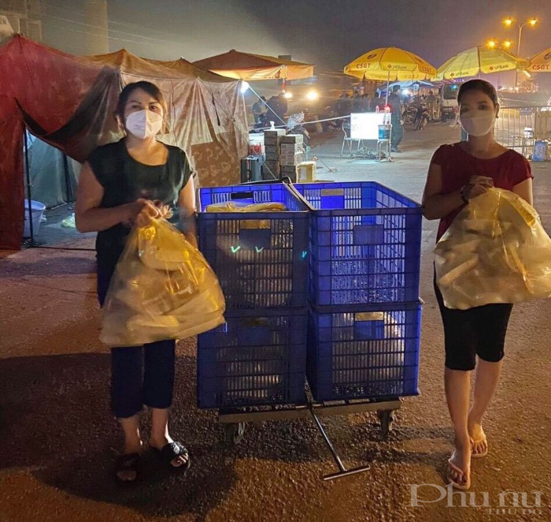 Phật tử ch&ugrave;a Vi&ecirc;n Quan chuẩn bị c&aacute;c suất cơm tại trạm nghỉ Cầu Giẽ để trao tặng đo&agrave;n người từ v&ugrave;ng dịch về c&aacute;c tỉnh miền n&uacute;i ph&iacute;a Bắc tối 6/10