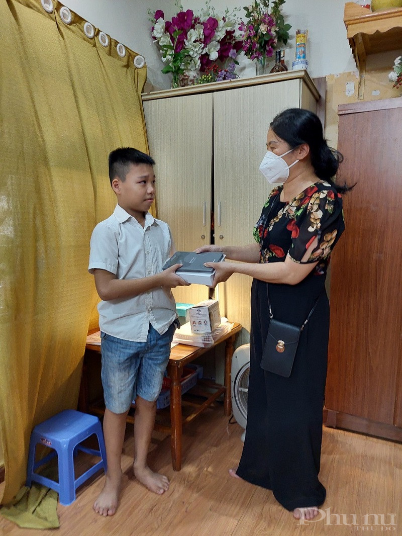 Đồng chí Phó Chủ tịch Hội LHPN quận Đống Đa trao tặng máy tính bảng cho em