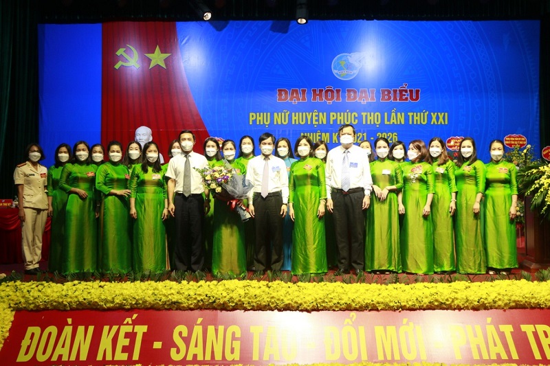 Các đồng chí lãnh đạo Huyện ủy tặng hoa chúc mừng Ban Chấp hành Ban Chấp hành Hội LHPN huyện Phúc Thọ nhiệm kỳ 2021 – 2026