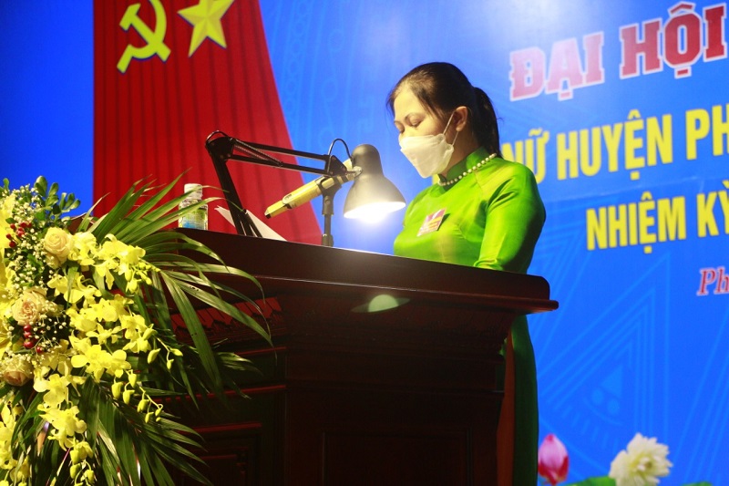 Đồng chí Lê Thị Thư, Chủ tịch Hội LHPN huyện Phúc Thọ nhiệm kỳ 2016-2021 đã xin trình Báo cáo tóm tắt kết quả thực hiện Nghị quyết đại hội Đại biểu phụ nữ huyện lần thứ XX, nhiệm kỳ 2016 – 2021