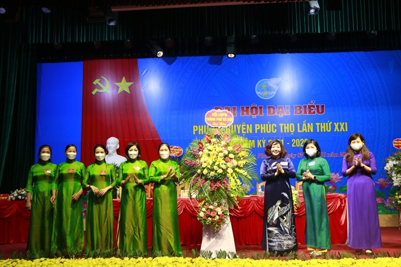 Đồng chí Lê Thị Thiên Hương, Phó Chủ tịc Hội LHPN Hà Nội cùng tổ công tác chỉ đạo Đại hội của Hội LHPN Hà Nội tặng hoa Đại hội đại biểu phụ nữ huyện Phúc Thọ
