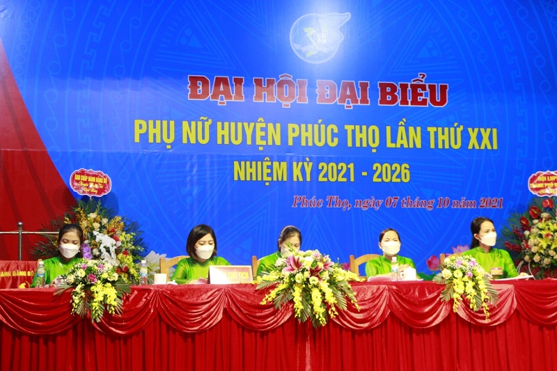 Đoàn Chủ tịch Đại hội làm việc