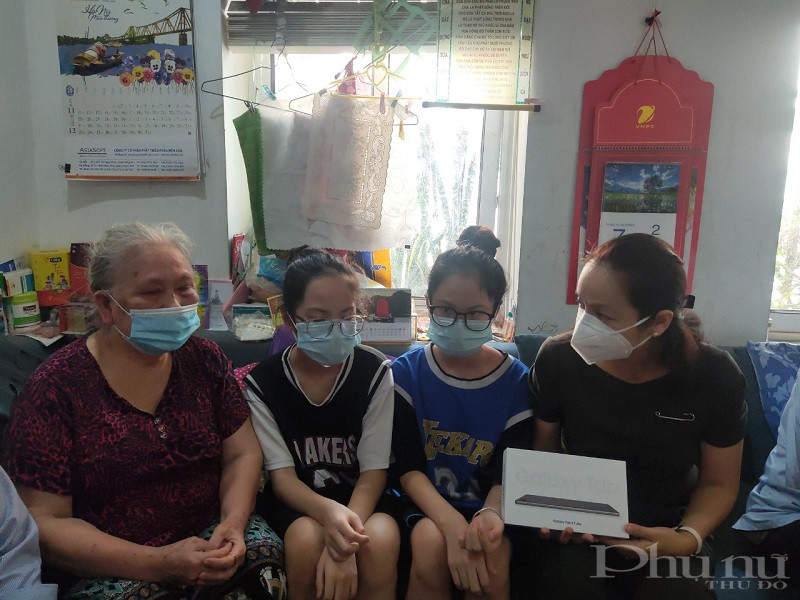 Đồng chí Nguyễn Lan Hương - Chủ tịch Hội LHPN quận Đống Đa trao tặng máy tính cho 2 chị em