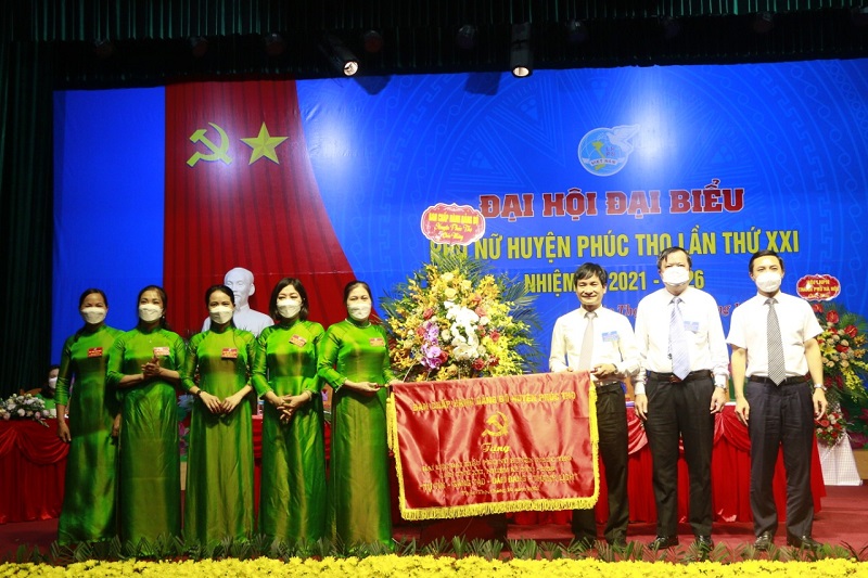 Các đồng chí Thường trực Huyện ủy  Phúc Thọ tặng bức trướng cho Đại hội