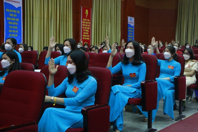 Các đại biểu dơ tay biểu quyết tại Đại hội