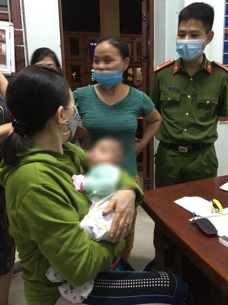Cháu bé đang được lực lượng công an chăm sóc Cháu bé đang được lực lượng công an chăm sóc