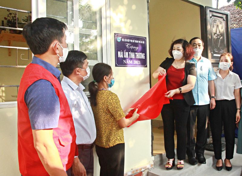 Đồng chí Lê Thị Thiên Hương- Phó Chủ tịch Hội LHPN Hà Nội và các đại biểu bàn giao Mái ấm tình thương cho chị Lê Thị Ngà