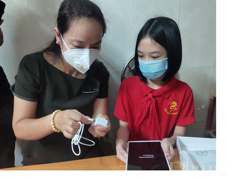 Nhận được món quà của các cô các bác trong Hội PN các em học sinh vô cùng phấn khởi và hứa sẽ cố gắng học tập thật tốt và sử dụng máy tính hiệu quả trong việc học tập