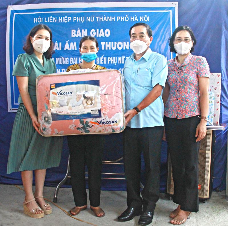 Phần quà tặng của Ban Dân vận Huyện uỷ sẽ giúp mẹ con chị Hà có thêm các đồ dùng thiết yếu cho cuộc sống