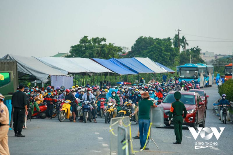 Những người đi về qu&ecirc; ở c&aacute;c tỉnh ph&iacute;a Bắc hầu hết đều l&agrave; lao động trở về từ v&ugrave;ng dịch di chuyển mất hơn 3 ng&agrave;y đ&ecirc;m, vượt hơn 1.000 km bằng xe m&aacute;y, do ảnh hưởng của dịch COVID-19 n&ecirc;n đ&atilde; thất nghiệp nhiều th&aacute;ng nay