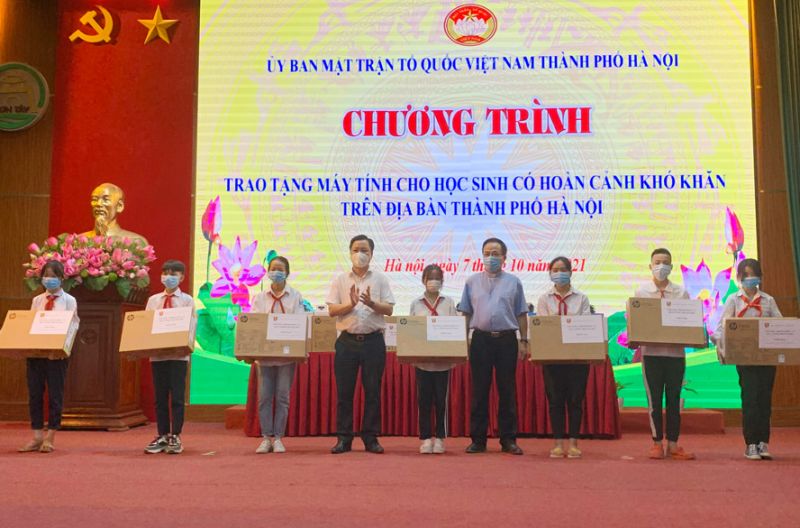Các học sinh xúc động đón nhận tìn cảm của thành phố và nhân dân Các học sinh xúc động đón nhận tìn cảm của thành phố và nhân dân