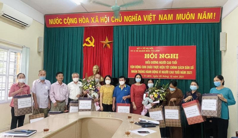 Trung tâm Y tế quận Bắc Từ Liêm tổ chức gặp mặt biểu dương người cao tuổi vận động con cháu thực hiện tốt chính sách dân số
