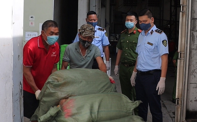 Lực lượng chức năng chuẩn bị tiêu hủy sản phẩm Lực lượng chức năng chuẩn bị tiêu hủy sản phẩm