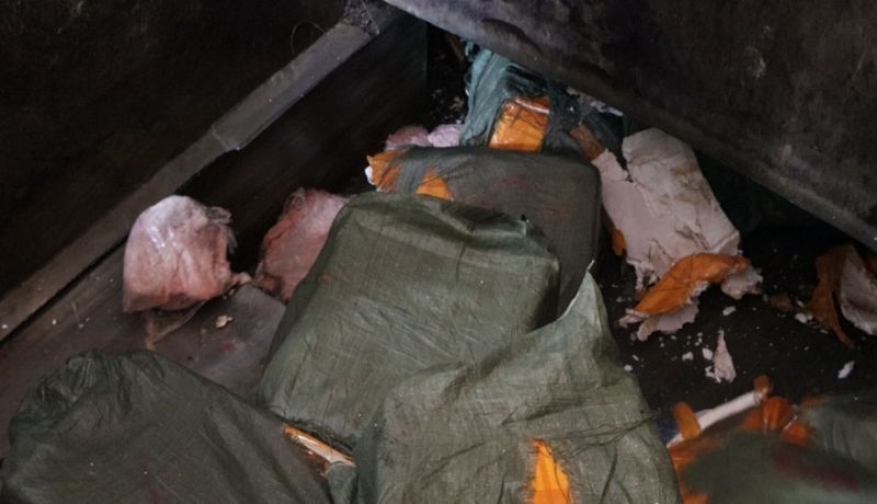 Hàng hóa được tiêu hủy theo hình thức chôn lấp, dưới dự giám sát của các thành viên trong đoàn kiểm tra và đại diện các đơn vị liên quan Hàng hóa được tiêu hủy theo hình thức chôn lấp, dưới dự giám sát của các thành viên trong đoàn kiểm tra và đại diện các đơn vị liên quan