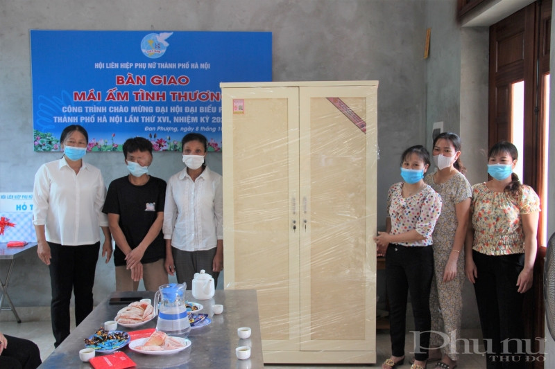 Chúc mừng gia đình chị Phương có ngôi nhà mới khang trang, các ban ngành, đoàn thể của xã cũng có nhiều phần quà ý nghĩa gửi tặng tới gia đình chị.