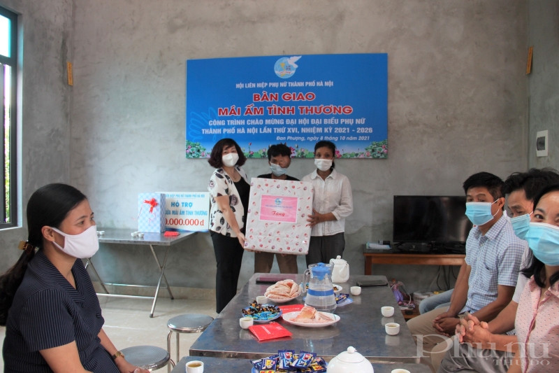 Đồng chí Lê Thị Thiên Hương thay mặt Hội LHPN Hà Nội tặng quà chúc mừng gia đình chị Phương nhân dịp tân gia.