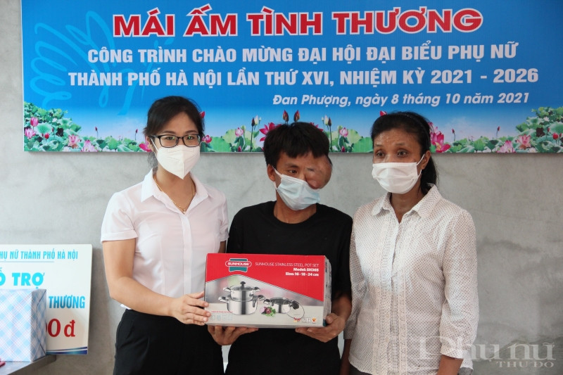 Trong dịp này, Hội LHPN xã Thượng Mỗ cũng có món quà thiết thực gửi tặng gia đình chị Phương.