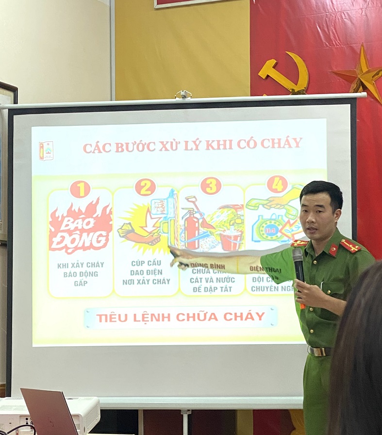 Báo cáo viên truyền đạt những kiến thức trong công tác phòng cháy chữa cháy