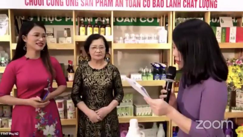 Các nữ doanh nhân livestream quảng bá sản phẩm và hứa hẹn nhiều ưu đãi tới người tiêu dùng