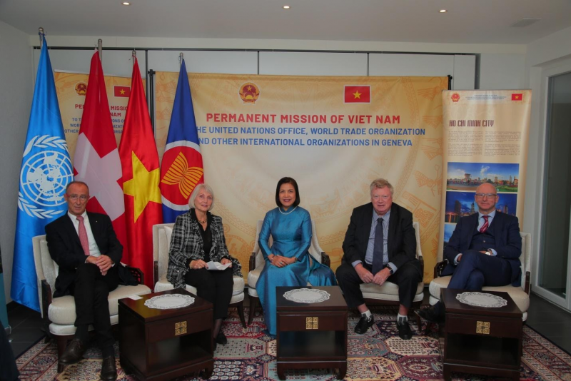 Các khách mời từ đầu cầu Geneva (từ trái qua phải): Ông Felix Urrech – Giáo sư Đại học Geneva về quản trị kinh doanh, CEO Enrich Company; Bà Micheline Leutert - Phu nhân cố Đại sứ Thuỵ Sỹ tại Việt Nam Jürg Leutert; Bà Lê Thị Tuyết Mai - Đại sứ, Trưởng Phái đoàn đại diện thường trực Việt Nam bên cạnh Liên hợp quốc, WTO và các tổ chức quốc tế khác tại Geneva; Luật sư Pierre Schifferli; Ông Blaise Mattey - Giám đốc hội doanh nghiệp các bang nói tiếng Pháp tại Thuỵ Sỹ Các khách mời từ đầu cầu Geneva (từ trái qua phải): Ông Felix Urrech – Giáo sư Đại học Geneva về quản trị kinh doanh, CEO Enrich Company; Bà Micheline Leutert - Phu nhân cố Đại sứ Thuỵ Sỹ tại Việt Nam Jürg Leutert; Bà Lê Thị Tuyết Mai - Đại sứ, Trưởng Phái đoàn đại diện thường trực Việt Nam bên cạnh Liên hợp quốc, WTO và các tổ chức quốc tế khác tại Geneva; Luật sư Pierre Schifferli; Ông Blaise Mattey - Giám đốc hội doanh nghiệp các bang nói tiếng Pháp tại Thuỵ Sỹ