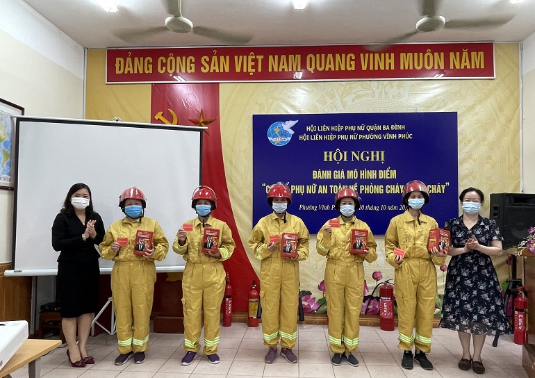 Các đồng chí lãnh đạo Hội LHPN quận và phường tặng mặt nạ chống độc và giấy chứng nhận