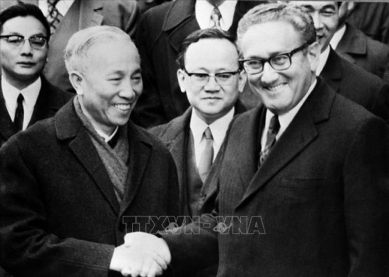 Ông Lê Đức Thọ và Tiến sĩ Henry Kissinger chúc mừng nhau sau lễ ký tắt Hiệp định Paris. (Ảnh: TTXVN) Ông Lê Đức Thọ và Tiến sĩ Henry Kissinger chúc mừng nhau sau lễ ký tắt Hiệp định Paris. (Ảnh: TTXVN)