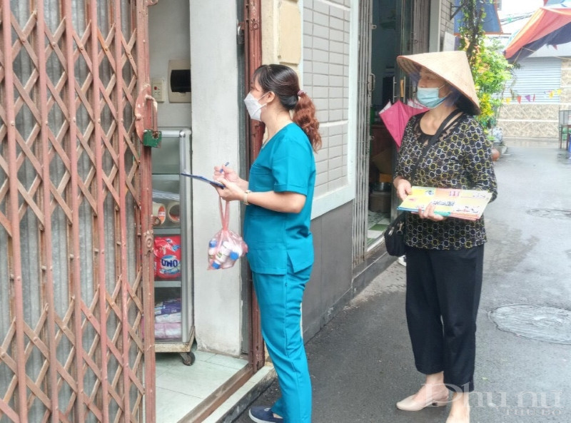 Song song với dọn dẹp, vệ sinh môi trường, hội viên phụ nữ còn kết hợp với lực lượng y tế đến từng nhà phát tờ rơi, tuyên truyền phòng dịch sốt xuất huyết. Song song với dọn dẹp, vệ sinh môi trường, hội viên phụ nữ còn kết hợp với lực lượng y tế đến từng nhà phát tờ rơi, tuyên truyền phòng dịch sốt xuất huyết.