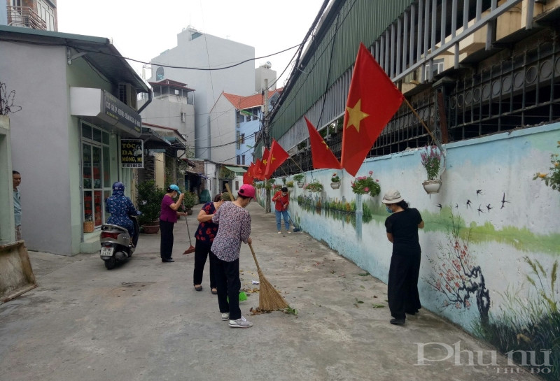Cán bộ, hội viên phụ nữ quận Tây Hồ ra quân vệ sinh môi trường. Cán bộ, hội viên phụ nữ quận Tây Hồ ra quân vệ sinh môi trường.
