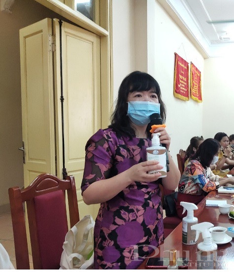 Chị Nguyễn Thị Thúy, Giám đốc công ty TNHH Areo Việt Nam là một trong những thành viên của CLB nữ doanh nhân quận Ba Đình rất xúc động khi được tham dự buổi giao lưu, gặp mặt do Hội LHPN quận tổ chức