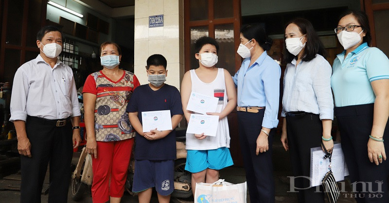 Tặng quà từ Chương trình Mottainai “Trao yêu thương - Nhận hạnh phúc” của Báo PNVN cho 3 anh em Nguyễn Trung Kiên, Nguyễn Quốc Cường, Nguyễn Thiên Phúc tại phường 4 (quận 8, TPHCM). Cha các em vừa mất do Covid-19.