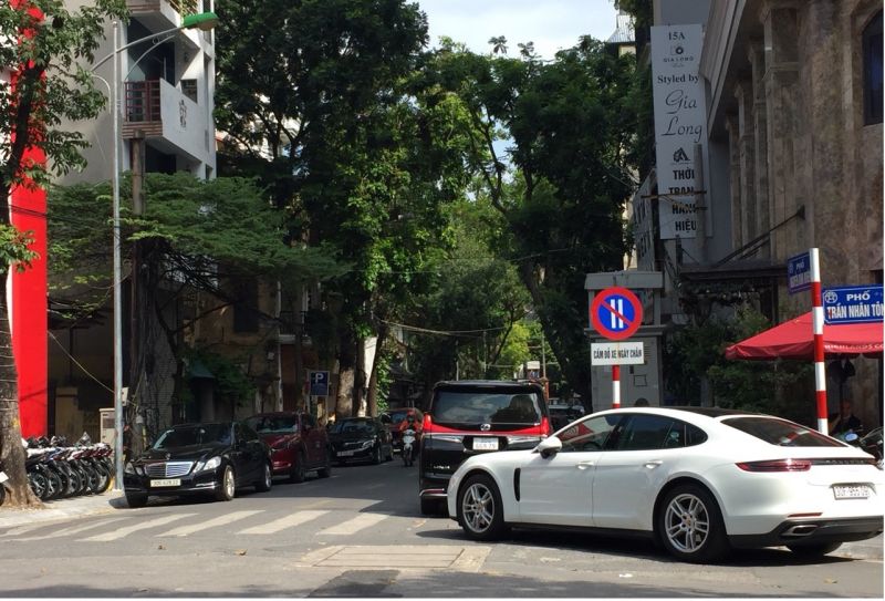 Các phương tiện bất chấp biển cấm  ngang nhiên đỗ xe hai bên đường Nguyễn Bỉnh Khiêm
