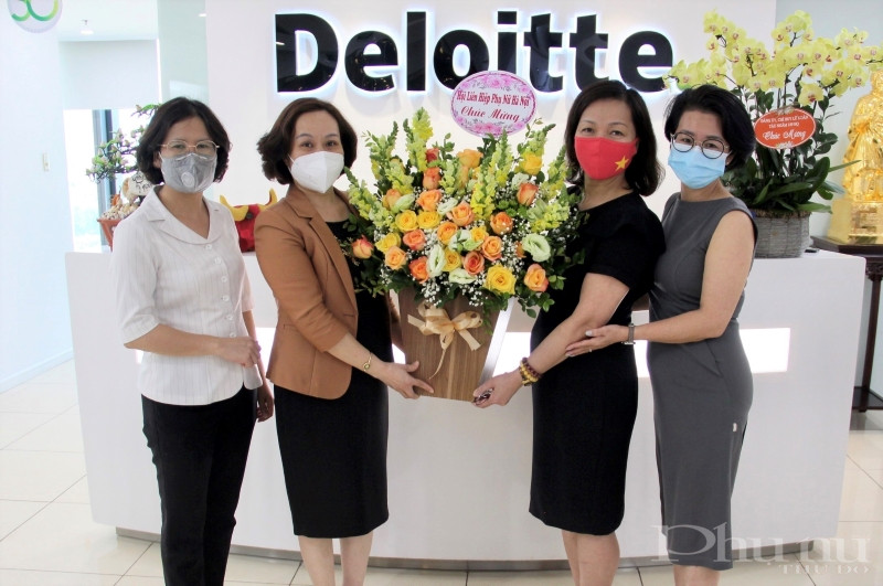 Đồng chí Phạm Thị Thanh Hương tặng hoa chúc mừng nữ doanh nhân Hà Thu Thanh.