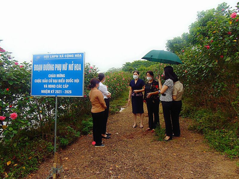 Đồng chí Nguyễn Thị Thu Thủy, Phó Chủ tịch Thường trực Hội LHPN TP Hà Nội cùng đoàn kiểm tra, chấm điểm đường hoa tại xã Cộng Hòa, huyện Quốc Oai Đồng chí Nguyễn Thị Thu Thủy, Phó Chủ tịch Thường trực Hội LHPN TP Hà Nội cùng đoàn kiểm tra, chấm điểm đường hoa tại xã Cộng Hòa, huyện Quốc Oai