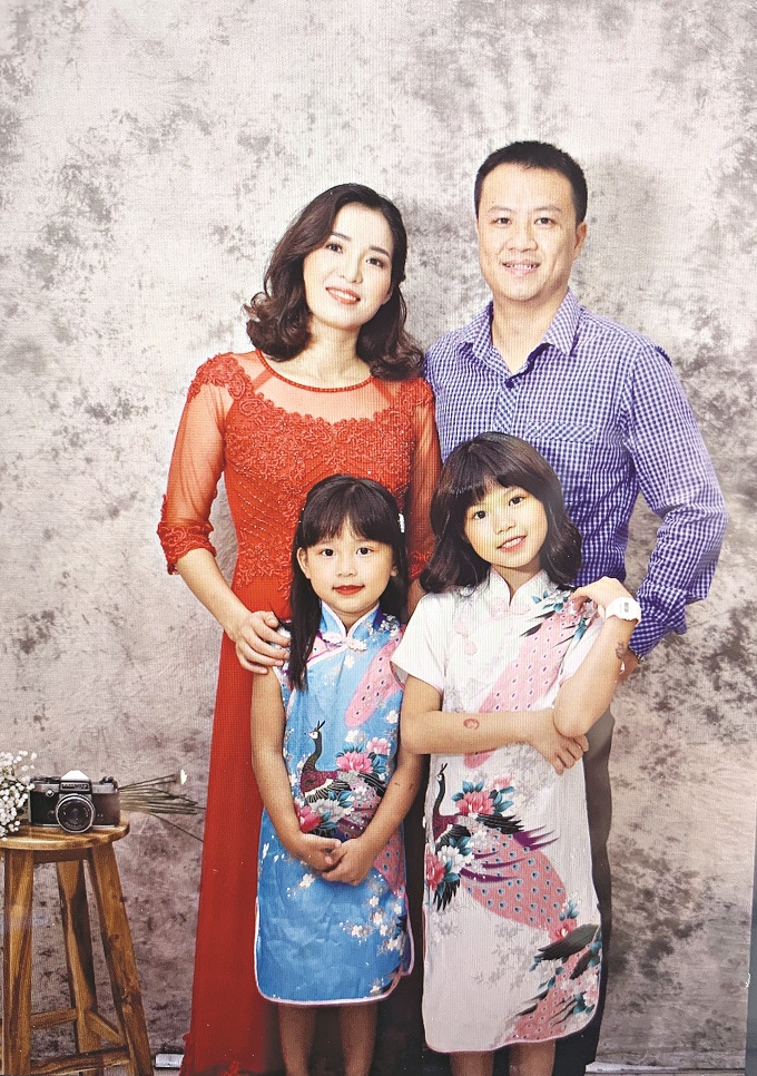 Gia đình hạnh phúc với hai con gái ngoan ngoãn, học giỏi của chị Hồng