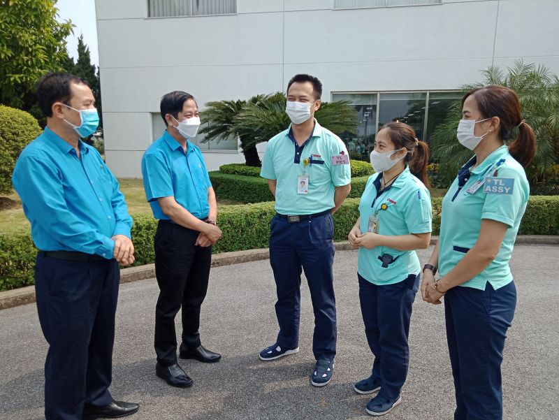 L&atilde;nh đạo Li&ecirc;n đo&agrave;n Lao động TP trao đổi, nắm bắt t&igrave;nh h&igrave;nh c&ocirc;ng việc với người LĐ c&ocirc;ng ty TNHH Canon