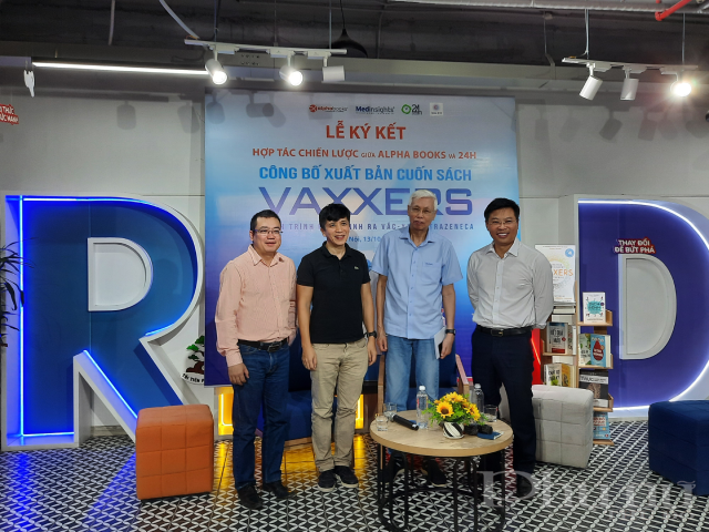 Các diễn giả chụp ảnh lưu niệm tại Lễ ký kết. Các diễn giả chụp ảnh lưu niệm tại Lễ ký kết.