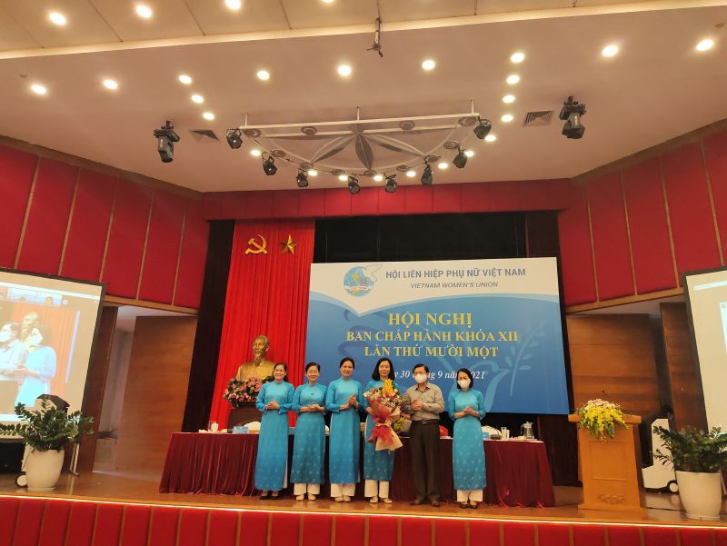 Đồng chí Nguyễn Hữu Dũng, Phó Chủ tịch Ủy ban Trung ương MTTQ Việt Nam và Thường trực Đoàn Chủ tịch Trung ương Hội LHPN Việt Nam tặng hoa chúc mừng tân Phó Chủ tịch Nguyễn Thị Minh Hương.