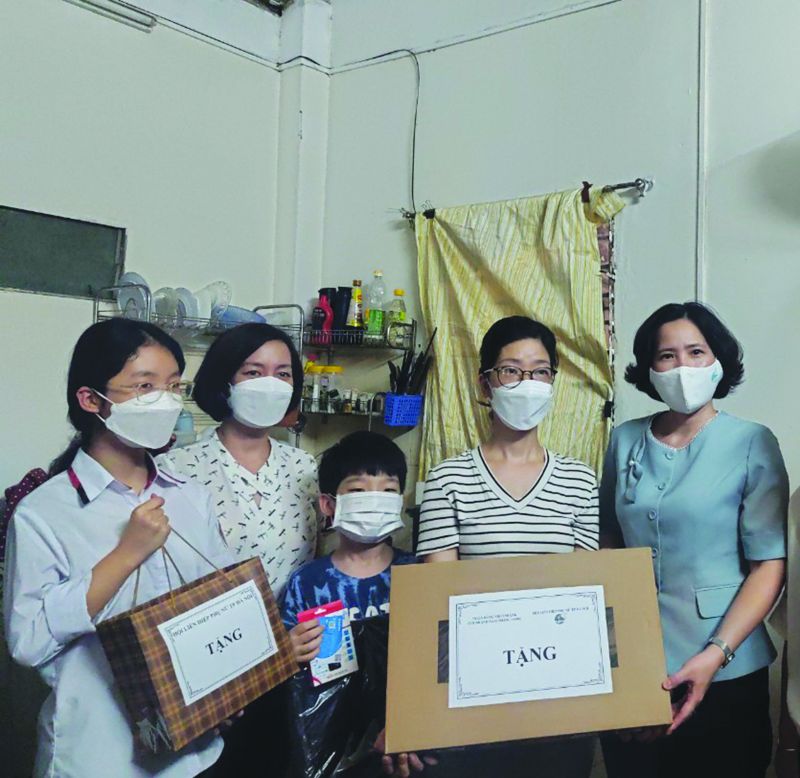 Năm 2021, thực hiện “Dân vận khéo”, Hội LHPN Hà Nội vận động xã hội hóa triển khai chương trình “Đồng hành cùng con” nhằm hỗ trợ máy tính cho học sinh có hoàn cảnh khó khăn.