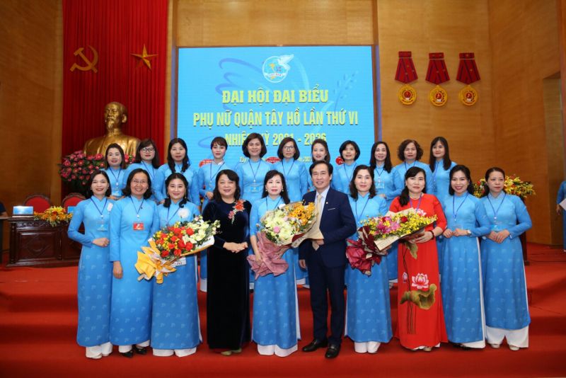 Các đồng chí Nguyễn Thị Thu Thủy - Phó Chủ tịch Thường trực Hội LHPN Hà Nội, Nguyễn Anh Tuấn - Phó Bí Thư Thường trực Quận ủy Tây Hồ tặng hoa chúc mừng BCH Hội LHPN quận Tây Hồ lần thứ VI nhiệm kỳ 2021 - 2026,  trong đó có 3 nữ Chủ tịch Hội cơ sở 9x. Các đồng chí Nguyễn Thị Thu Thủy - Phó Chủ tịch Thường trực Hội LHPN Hà Nội, Nguyễn Anh Tuấn - Phó Bí Thư Thường trực Quận ủy Tây Hồ tặng hoa chúc mừng BCH Hội LHPN quận Tây Hồ lần thứ VI nhiệm kỳ 2021 - 2026,  trong đó có 3 nữ Chủ tịch Hội cơ sở 9x.
