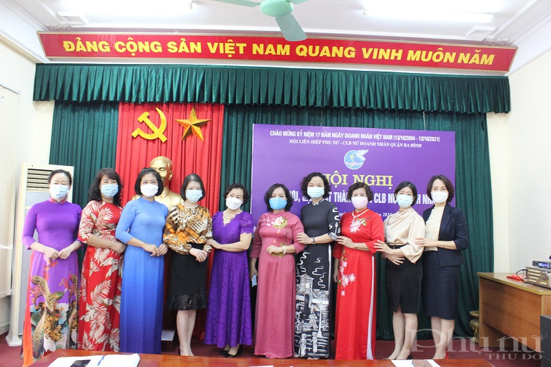 Các đại biểu trong buổi giao lưu, gặp mặt do Hội LHPN quận tổ chức