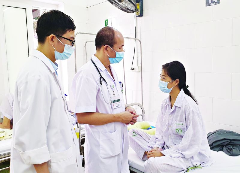 PGS.TS Đỗ Duy Cường (ở giữa) thăm khám cho bệnh nhân sốt xuất huyết điều trị tại