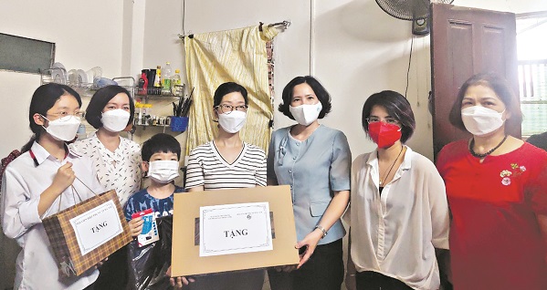 Đồng ch&iacute; L&ecirc; Kim Anh &ndash; Chủ tịch Hội LHPN H&agrave; Nội tặng m&aacute;y t&iacute;nh x&aacute;ch tay cho em Nguyễn Ng&acirc;n Giang, tại phường Ngọc H&agrave;, quận Ba Đ&igrave;nh