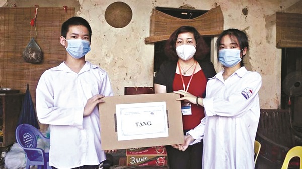 Đồng ch&iacute; L&ecirc; Thị Thi&ecirc;n Hương &ndash; Ph&oacute; Chủ tịch Hội LHPN H&agrave; Nội tặng m&aacute;y t&iacute;nh cho gia đ&igrave;nh em Trịnh Mai Phương x&atilde; Văn Tự, huyện Thường T&iacute;n