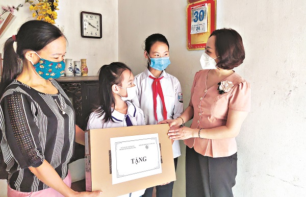 Đồng ch&iacute; Phạm Thị Thanh Hương &ndash; Ph&oacute; Chủ tịch Hội LHPN H&agrave; Nội tặng m&aacute;y t&iacute;nh cho gia đ&igrave;nh em Nguyễn Thị Phương Th&uacute;y, x&atilde; B&igrave;nh Ph&uacute;, huyện Thạch Thất