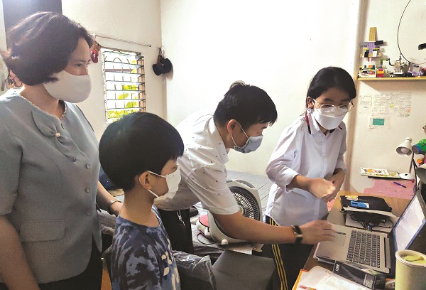 Ngay sau khi nhận m&aacute;y t&iacute;nh, Hội PN c&ugrave;ng c&aacute;c th&agrave;nh vi&ecirc;n trong đo&agrave;n c&ocirc;ng t&aacute;c đ&atilde; hướng dẫn c&aacute;c em học sinh c&aacute;ch sử dụng m&aacute;y t&iacute;nh an to&agrave;n, hiệu quả.