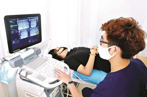Bác sĩ bệnh viện Nam học và Hiếm muộn Hà Nội thực hiện một ca siêu âm nam khoa cho bệnh nhân tại bệnh viện