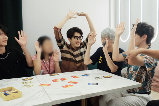 Quản gia chơi trò chơi với một khách hàng tại quán cà phê The Promised Land, Thượng Hải.